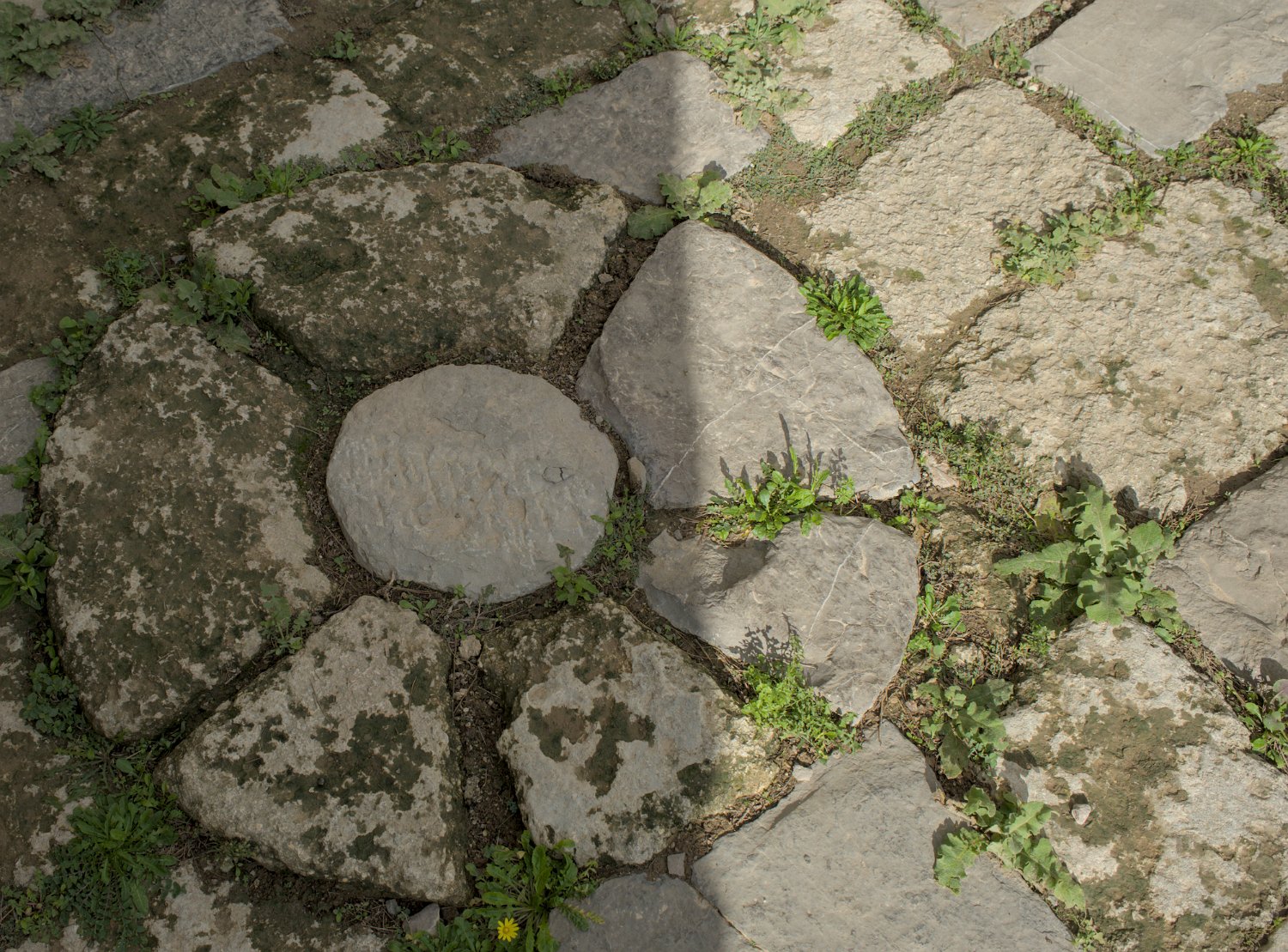 Rosace au sol de la chapelle romane