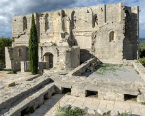 Vue sur la chapelle romane,  l'église abbatiale, la salle capitulaire et le chauffoir (partiel au 1er plan)